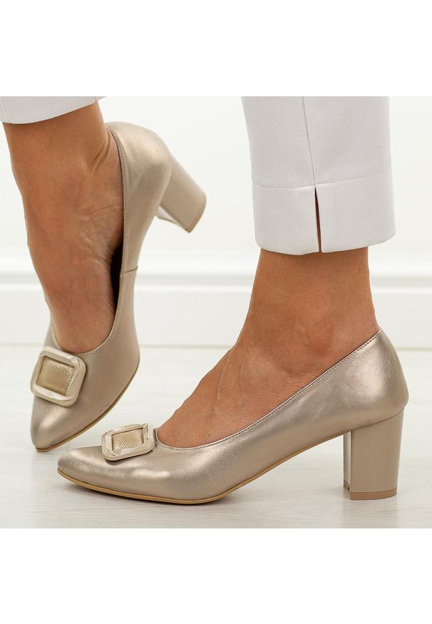 DEONI - Złote B skórzane Polskie czółenka damskie Deoni D665. Okazja: na spotkanie biznesowe, na imprezę. Zapięcie: bez zapięcia. Kolor: złoty. Szerokość cholewki: normalna. Wzór: aplikacja. Materiał: skóra. Sezon: wiosna, lato. Obcas: na obcasie. Styl: biznesowy, elegancki, klasyczny. Wysokość obcasa: średni