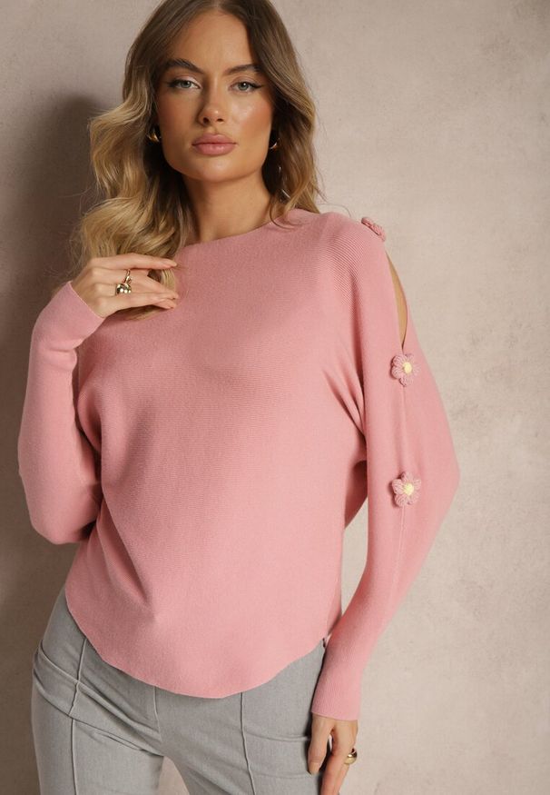 Renee - Ciemnoróżowy Sweter z Wiskozą Ozdobiony Wycięciami na Rękawach Evathia. Okazja: na co dzień. Kolor: różowy. Materiał: wiskoza. Wzór: aplikacja. Styl: wizytowy, elegancki, casual