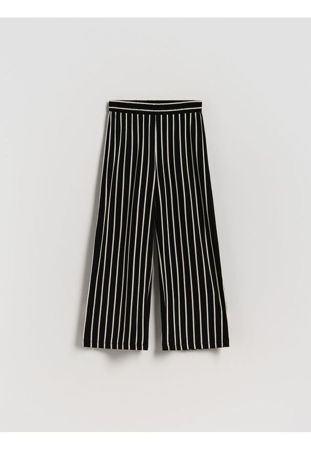 Reserved - Spodnie w paski - czarny. Kolor: czarny. Materiał: wiskoza, materiał. Wzór: paski