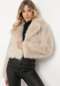 Born2be - Beżowa Futerkowa Kurtka o Krótkim Kroju z Eleganckim Kołnierzem Tazamisa. Okazja: na co dzień. Kolor: beżowy. Materiał: jeans. Długość: krótkie. Styl: elegancki #5
