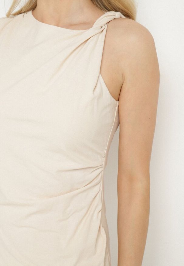 Born2be - Jasnobeżowa Sukienka Dopasowana z Bawełną i Wiskozą z Rozcięciem Turilia. Okazja: na co dzień. Kolor: beżowy. Materiał: bawełna, wiskoza. Typ sukienki: dopasowane. Styl: klasyczny, casual, elegancki. Długość: midi