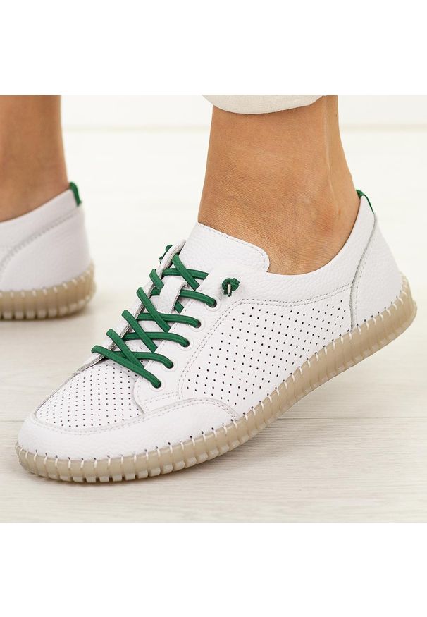 Białe ażurowe skórzane półbuty damskie Vinceza 79598. Okazja: na spacer, na co dzień. Nosek buta: okrągły. Zapięcie: bez zapięcia. Kolor: biały. Szerokość cholewki: normalna. Wzór: ażurowy. Materiał: skóra. Sezon: wiosna, jesień, lato. Styl: casual, elegancki, klasyczny