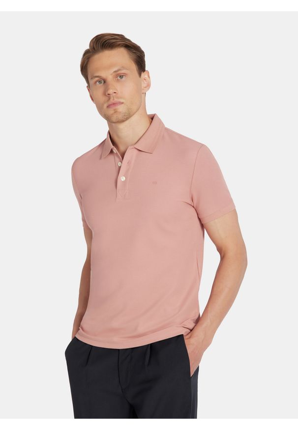 Pako Lorente - PAKO LORENTE - Różowy t-shirt polo na trzy guziczki. Okazja: na co dzień. Typ kołnierza: polo. Kolor: czerwony, oliwkowy, różowy. Materiał: bawełna, poliester. Sezon: jesień. Styl: casual