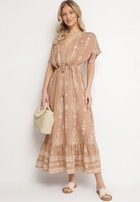 Born2be - Ciemnobeżowa Sukienka Rozkloszowana z Wiskozą w Boho Wzór z Falbaną Turaline. Typ kołnierza: kołnierz z falbankami. Kolor: beżowy. Materiał: wiskoza. Sezon: lato. Typ sukienki: rozkloszowane. Styl: boho #2