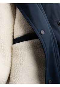 Ombre Clothing - Długa męska kurtka parka z kożuszkiem – granatowa V2 - Rozmiar: M. Typ kołnierza: kaptur. Kolor: niebieski. Materiał: guma, wełna, poliester, materiał, syntetyk. Długość: długie. Wzór: aplikacja. Styl: klasyczny #9