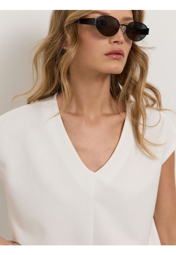 Sinsay - Bluza bez rękawów soft touch - kremowy. Kolor: kremowy. Materiał: wiskoza, dzianina. Długość rękawa: bez rękawów