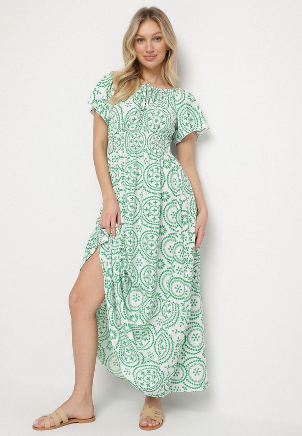 Born2be - Zielono-Biała Rozkloszowana Sukienka z Bawełną i Abstrakcyjnym Wzorem Ldivoria. Okazja: na imprezę, na spacer. Kolor: zielony. Materiał: bawełna. Styl: elegancki