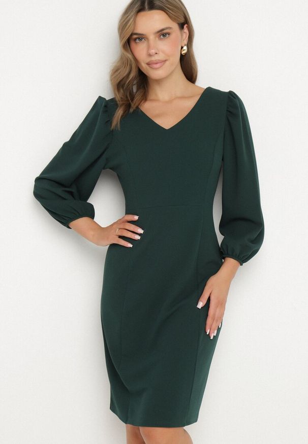 Born2be - Ciemnozielona Dopasowana Sukienka z Dekoltem w Serek Zinnaira. Okazja: na spotkanie biznesowe. Typ kołnierza: dekolt w serek. Kolor: zielony. Styl: elegancki, biznesowy, klasyczny