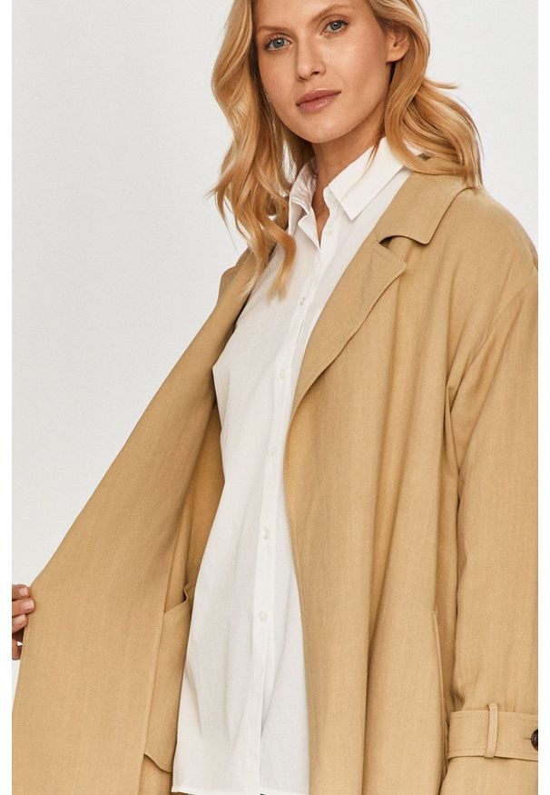 TwinSet - Twinset - Trencz. Kolor: beżowy. Materiał: tkanina. Wzór: gładki. Styl: klasyczny