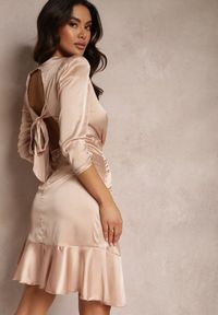 Renee - Beżowa Sukienka Periphae. Kolor: beżowy. Materiał: satyna. Wzór: aplikacja. Typ sukienki: asymetryczne. Styl: klasyczny, elegancki. Długość: mini #4