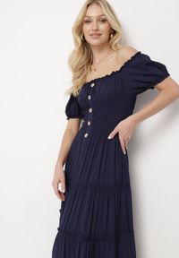 Born2be - Granatowa Sukienka z Wiskozy o Kroju Hiszpanki Ciririla. Okazja: na co dzień. Typ kołnierza: kołnierz z falbankami, dekolt hiszpanka. Kolor: niebieski. Typ sukienki: rozkloszowane. Materiał: wiskoza, materiał. Długość rękawa: krótki rękaw. Sezon: lato. Styl: casual, elegancki. Długość: midi #4