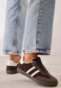 Renee - Ciemnobrązowe Sneakersy z Ekozamszu na Płaskiej Podeszwie Pemeriana. Okazja: na uczelnię, na co dzień, na spacer. Nosek buta: okrągły. Zapięcie: sznurówki. Kolor: brązowy. Szerokość cholewki: normalna. Materiał: skóra, zamsz, materiał. Obcas: na płaskiej podeszwie. Wysokość obcasa: niski. Sport: turystyka piesza #2