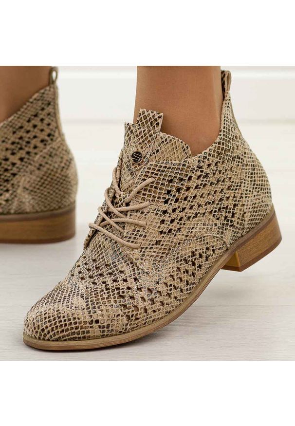 POTOCKI - Złote wąż ażurowe botki damskie Potocki 12091. Okazja: na spacer. Kolor: złoty. Szerokość cholewki: normalna. Wzór: ażurowy. Materiał: skóra. Sezon: wiosna, jesień, lato. Obcas: na obcasie. Styl: klasyczny. Wysokość obcasa: niski