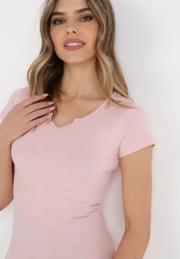 Born2be - Jasnoróżowy T-shirt Aerippe. Kolor: różowy. Materiał: bawełna, dzianina, jeans. Długość rękawa: krótki rękaw. Długość: krótkie. Wzór: aplikacja, gładki. Styl: klasyczny #4