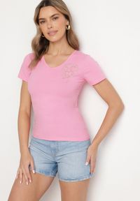 Born2be - Różowy T-shirt z Bawełny z Cyrkoniowym Wzorem Uliavira. Okazja: na co dzień. Typ kołnierza: dekolt w kształcie V. Kolor: różowy. Materiał: bawełna. Wzór: aplikacja. Styl: elegancki, casual