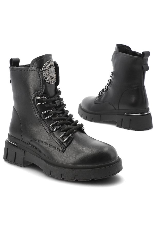 Czarne Botki Filippo Modne Buty Damskie. Okazja: na co dzień. Zapięcie: sznurówki. Kolor: czarny. Materiał: skóra. Wzór: aplikacja. Styl: casual, rockowy, klasyczny