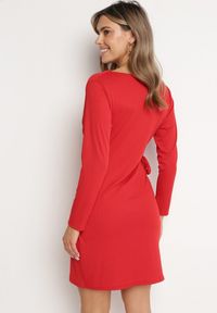 Born2be - Czerwona Sukienka Kopertowa Mini Wiązana w Pasie Icona. Kolor: czerwony. Typ sukienki: kopertowe. Styl: elegancki. Długość: mini #6