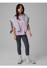 4f - 4F T-shirt regular z nadrukiem dziewczęcy - fioletowy 128 (7-8 lat). Okazja: na spacer, na co dzień, na uczelnię. Kolor: fioletowy. Materiał: dzianina, bawełna, skóra, materiał. Wzór: nadruk. Sezon: lato. Styl: casual #2