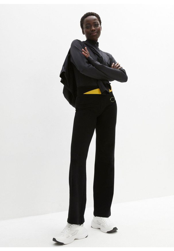 bonprix - Spodnie sportowe ze stretchem, poszerzane nogawki. Kolor: czarny. Materiał: bawełna, materiał. Styl: sportowy