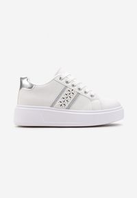 Born2be - Biało-Srebrne Sneakersy na Platformie z Ażurowym Zdobieniem Jovieni. Kolor: biały. Materiał: jeans. Wzór: ażurowy, aplikacja. Obcas: na platformie #4