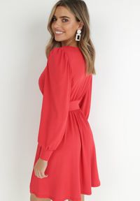 Born2be - Czerwona Sukienka Kopertowa Taliowana Maecenus. Okazja: na co dzień. Typ kołnierza: dekolt w serek. Kolor: czerwony. Materiał: wiskoza. Typ sukienki: kopertowe. Styl: casual, elegancki #3
