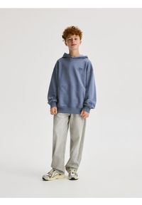Reserved - Bluza oversize z kapturem - granatowy. Typ kołnierza: kaptur. Kolor: niebieski. Materiał: dzianina, bawełna #1