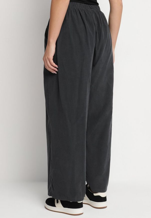 Born2be - Ciemnoszare Szerokie Spodnie z Bawełny z Wysokim Stanem Florili. Okazja: na co dzień. Stan: podwyższony. Kolor: szary. Materiał: bawełna. Sezon: wiosna, lato. Styl: casual, elegancki, klasyczny