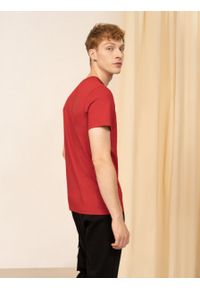 outhorn - T-shirt z nadrukiem męski - czerwony. Okazja: na co dzień. Kolor: czerwony. Materiał: bawełna, jersey. Wzór: nadruk. Styl: casual #2