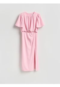 Reserved - Sukienka midi z marszczeniem - pastelowy róż. Kolor: różowy. Materiał: tkanina. Wzór: gładki. Długość: midi #1