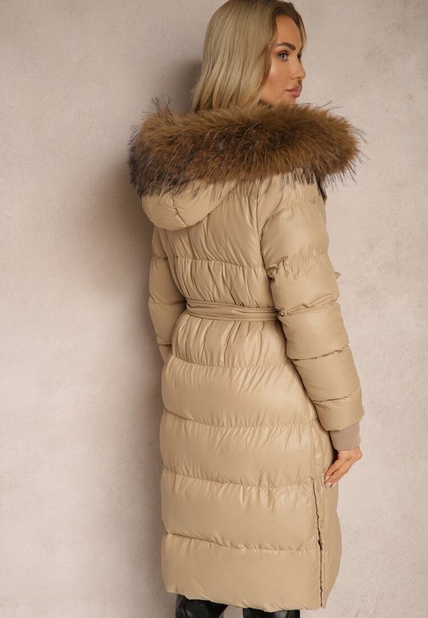 Renee - Beżowa Kurtka Pikowana o Długim Kroju z Kapturem Wiązana w Pasie z Odpinanym Futerkiem Phorira. Okazja: na spacer. Typ kołnierza: kaptur. Kolor: beżowy. Materiał: futro. Długość: długie. Styl: elegancki
