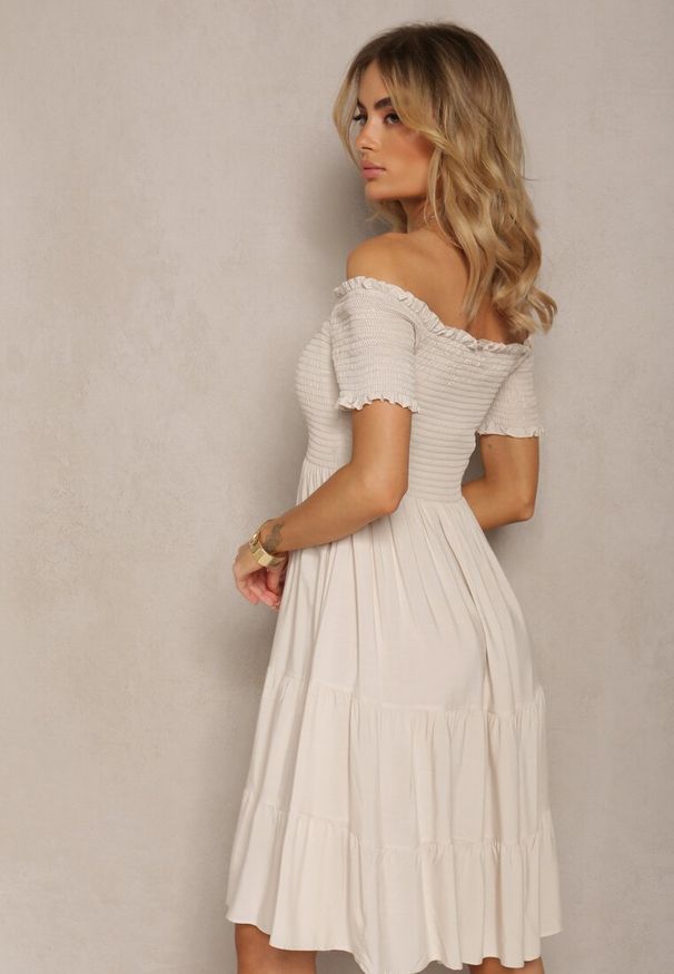 Renee - Jasnobeżowa Letnia Sukienka z Bawełny o Fasonie Hiszpanki z Rozkloszowanymi Falbanami Lorania. Okazja: na co dzień. Typ kołnierza: dekolt hiszpanka. Kolor: beżowy. Materiał: bawełna. Wzór: aplikacja. Sezon: lato. Styl: casual, elegancki