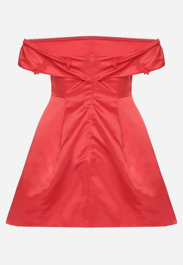 Born2be - Czerwona Satynowa Sukienka Hiszpanka Vices z Kwiatowymi Aplikacjami Fennalisa. Okazja: na wesele, na ślub cywilny, na imprezę. Typ kołnierza: dekolt hiszpanka. Kolor: czerwony. Materiał: satyna. Wzór: aplikacja, kwiaty. Sezon: lato