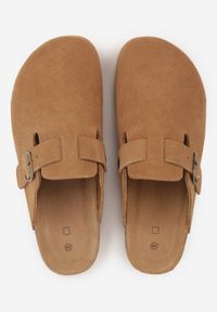 Renee - Jasnobrązowe Klapki Typu Chodaki z Zamszu Naturalnego z Klamrą Meridnore. Kolor: brązowy. Materiał: zamsz. Sezon: lato. Styl: elegancki #6