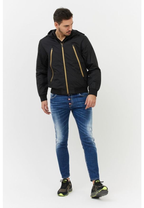 EA7 Emporio Armani - EA7 Czarna kurtka męska ze złotymi zamkami. Typ kołnierza: kaptur. Kolor: czarny. Materiał: polar. Wzór: aplikacja