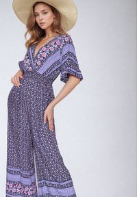 Born2be - Granatowy Bawełniany Kombinezon z Gumkami w Pasie i Kopertowym Dekoltem Zapinany z Tyłu na Guziki Lorrania. Okazja: na co dzień. Kolor: niebieski. Materiał: bawełna. Długość rękawa: krótki rękaw. Długość: krótkie. Styl: wizytowy, elegancki, casual #3