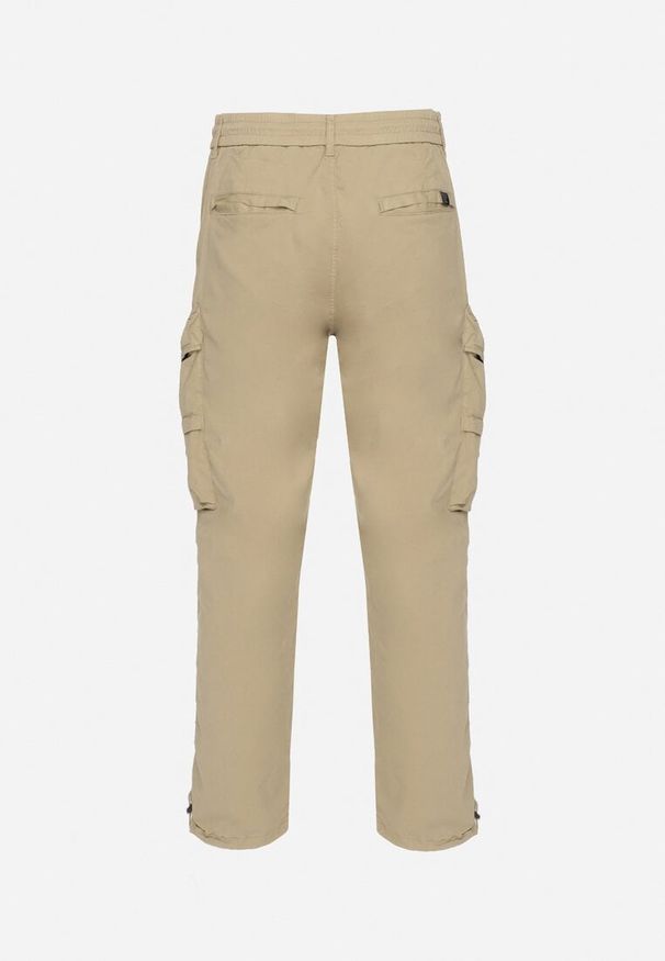 Born2be - Ciemnobeżowe Bawełniane Spodnie Joggery z Kieszeniami z Klapami Lanathia. Okazja: na co dzień. Kolor: beżowy. Materiał: bawełna. Styl: casual