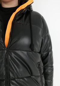 Born2be - Czarno-Pomarańczowa Kurtka Zimowa Pikowana Hirorve. Typ kołnierza: kołnierzyk stójkowy. Kolekcja: plus size. Kolor: czarny. Sezon: zima #8
