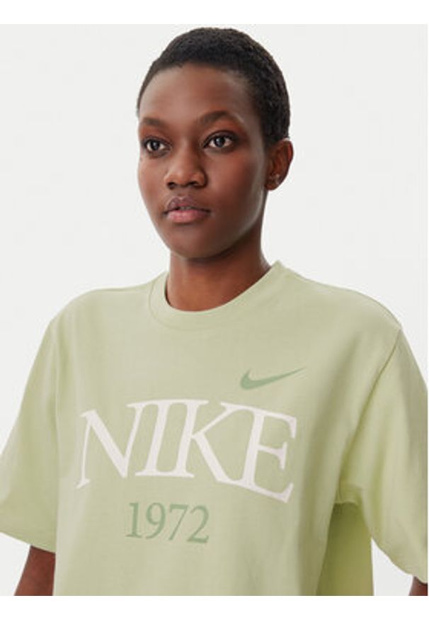 Nike T-Shirt FQ6600 Zielony Loose Fit. Kolor: zielony. Materiał: bawełna