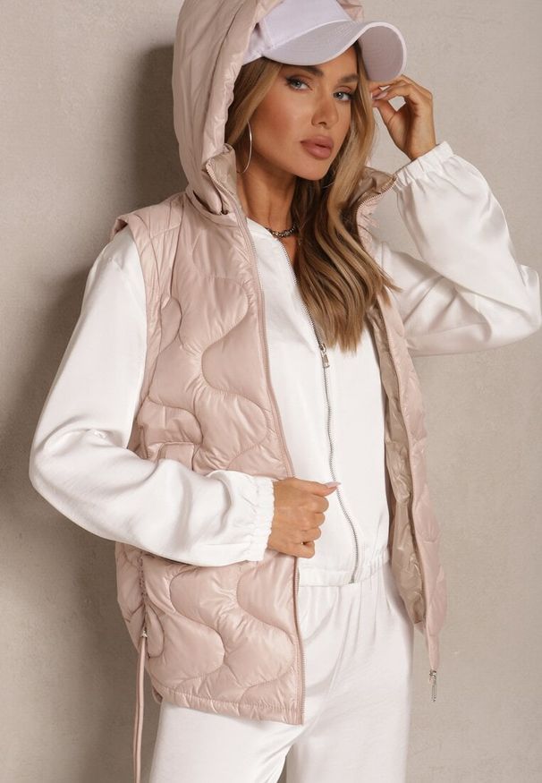 Renee - Różowa Kamizelka z Odpinanym Kapturem Ozdobnie Pikowana Silzeki. Okazja: na co dzień. Kolor: różowy. Materiał: jeans, materiał. Sezon: jesień, wiosna. Styl: sportowy, casual, elegancki, klasyczny