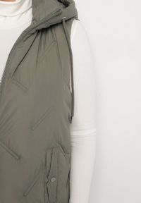 Born2be - Zielona Pikowana Kamizelka z Kapturem i Kieszeniami Esarivie. Okazja: na spacer. Typ kołnierza: kaptur. Kolekcja: plus size. Kolor: zielony. Materiał: jeans #7