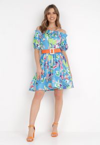 Born2be - Niebieska Sukienka Satynowa Theophanthe. Okazja: na ślub cywilny, na wesele. Typ kołnierza: dekolt hiszpanka. Kolor: niebieski. Materiał: satyna. Wzór: aplikacja, kolorowy. Długość: mini #5