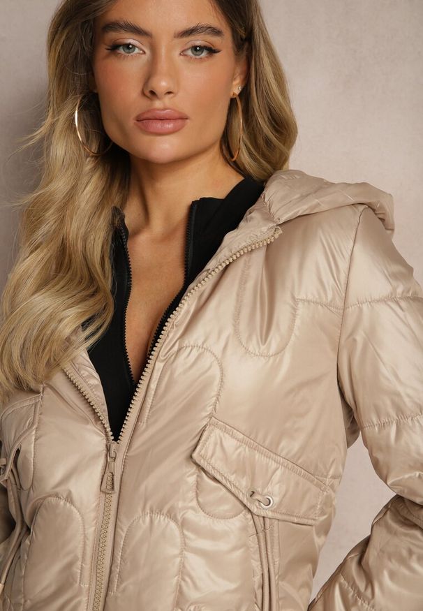 Renee - Beżowa Kurtka z Kapturem Ozdobiona Pikowaniem Talemi. Okazja: na co dzień. Typ kołnierza: kaptur. Kolor: beżowy. Materiał: jeans. Wzór: aplikacja. Styl: elegancki, casual