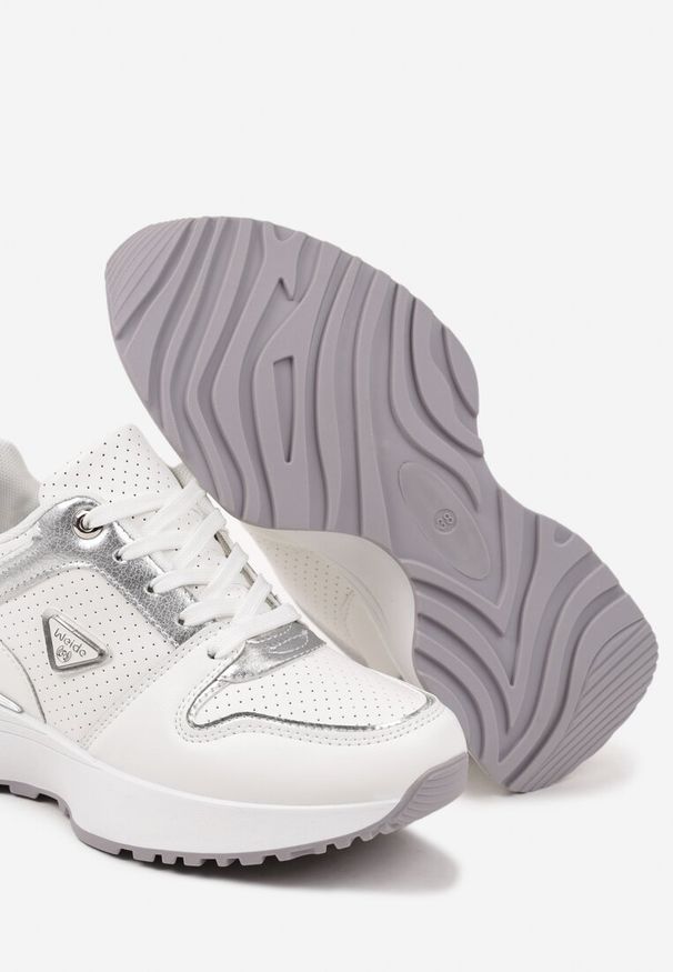 Born2be - Białe Sneakersy z Trójkątną Aplikacją i Perforacją Sennevia. Okazja: na co dzień. Kolor: biały. Materiał: dresówka, jeans. Wzór: aplikacja