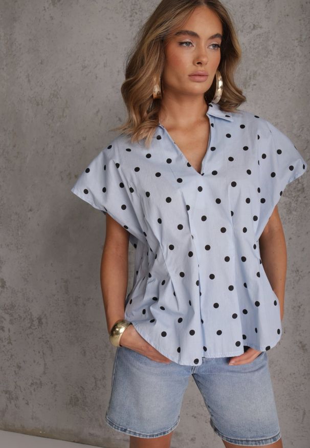 Renee - Niebieska Bluzka Bawełniana w Groszki Oversize Jeniera. Okazja: na co dzień. Typ kołnierza: dekolt w serek. Kolor: niebieski. Długość: krótkie. Wzór: grochy. Materiał: bawełna. Długość rękawa: krótki rękaw. Sezon: wiosna, lato. Styl: retro, casual