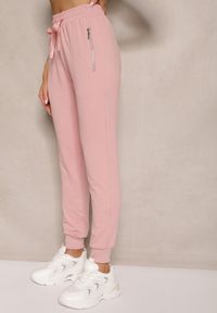 Renee - Różowe Spodnie Dresowe z Bawełny o Kroju Jogger High Waist Cherisa. Okazja: na co dzień. Stan: podwyższony. Kolor: różowy. Materiał: dresówka, bawełna. Styl: elegancki, casual #5