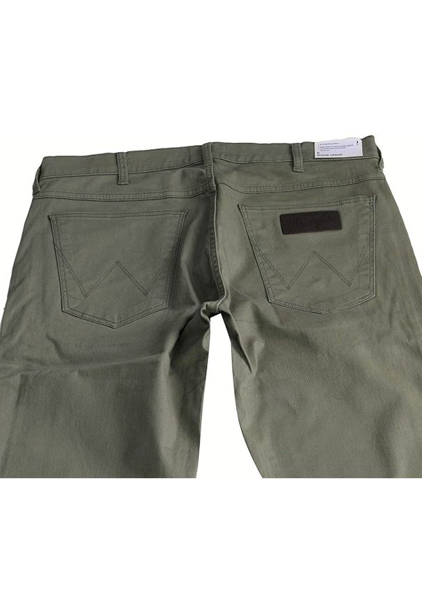 Wrangler - SPODNIE MĘSKIE WRANGLER GREENSBORO LICHEN GRUN W15QW3X1X 112127109