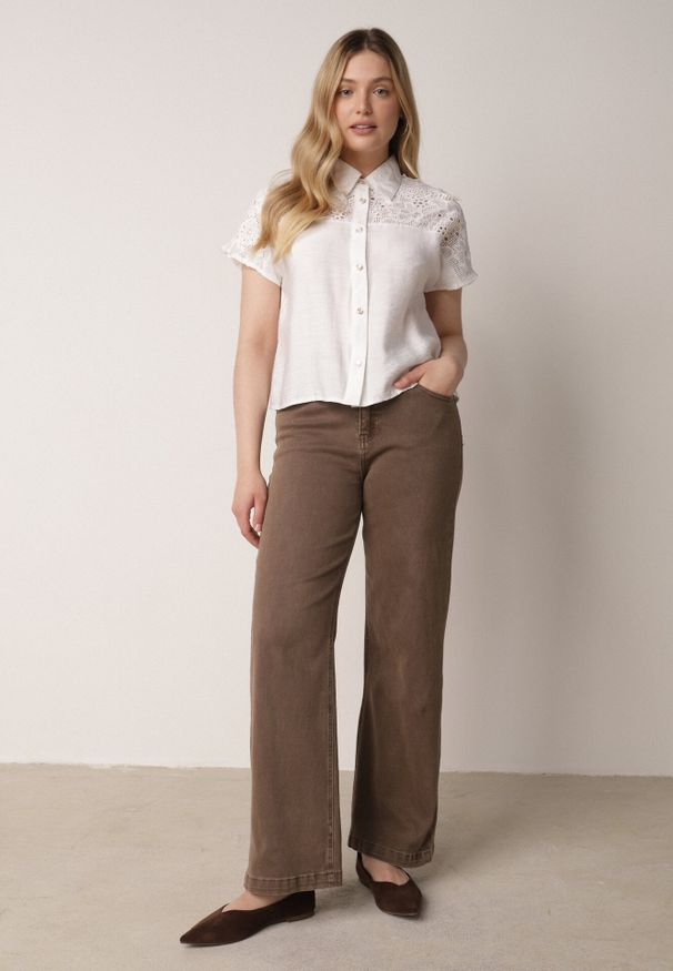 Born2be - Biała Koszula z Wiskozy na Krótki Rękaw z Ażurowymi Wstawkami Kakara. Okazja: do pracy, na co dzień, na spotkanie biznesowe. Kolor: biały. Materiał: wiskoza. Długość rękawa: krótki rękaw. Długość: krótkie. Wzór: ażurowy. Styl: elegancki, biznesowy, klasyczny, casual