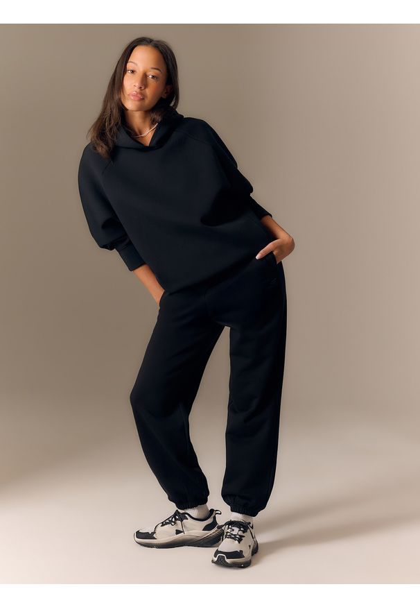 4f - 4F Bluza dresowa loose z kapturem damska - czarna L. Okazja: na co dzień. Typ kołnierza: kaptur. Kolor: czarny. Materiał: dresówka. Wzór: gładki. Styl: casual