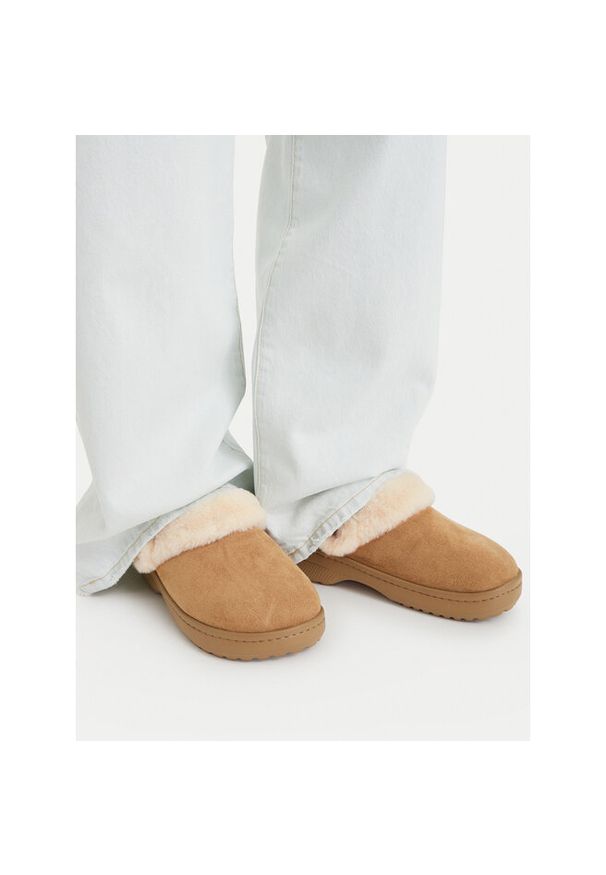 Klapki Crocs. Kolor: beżowy