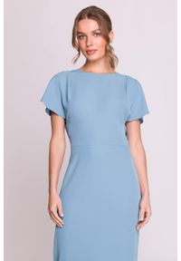 Stylove - Elegancka sukienka ołówkowa z dekoltem V z tyłu niebieska. Okazja: na spotkanie biznesowe. Typ kołnierza: dekolt kopertowy, dekolt w kształcie V. Kolor: niebieski. Materiał: tkanina, elastan. Długość rękawa: krótki rękaw. Typ sukienki: ołówkowe. Styl: elegancki. Długość: midi